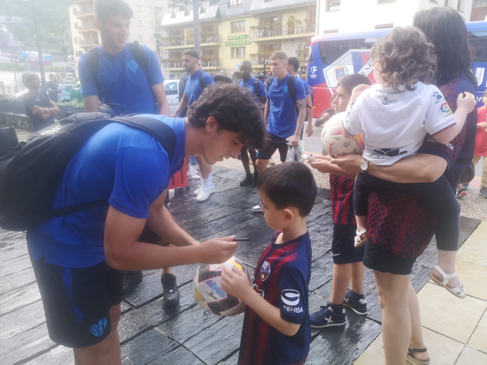 Jóvenes aficionados reciben al Huesca a su llegada a Benasque. Foto: Héctor Rodríguez