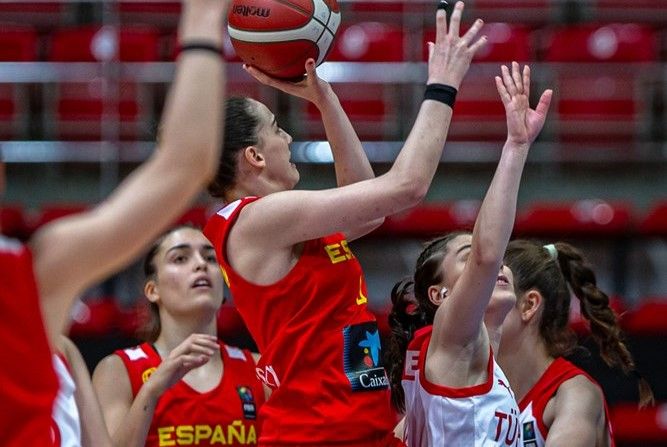 Marina Mata, al fondo, en un partido del Eurobasket 2023 en Turquía. Foto: @BaloncestoESP