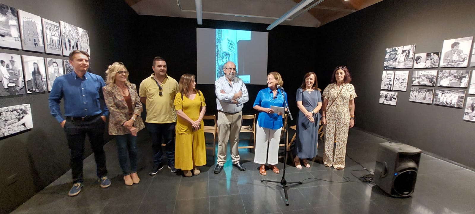 Autoridades en la inauguración de la exposición Ellas, de Víctor Ibáñez.