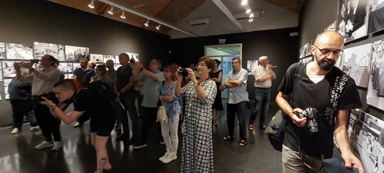 Inauguración de Ellas, de Víctor Ibáñez.