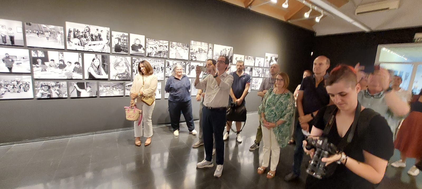 Inauguración de Ellas, de Víctor Ibáñez.