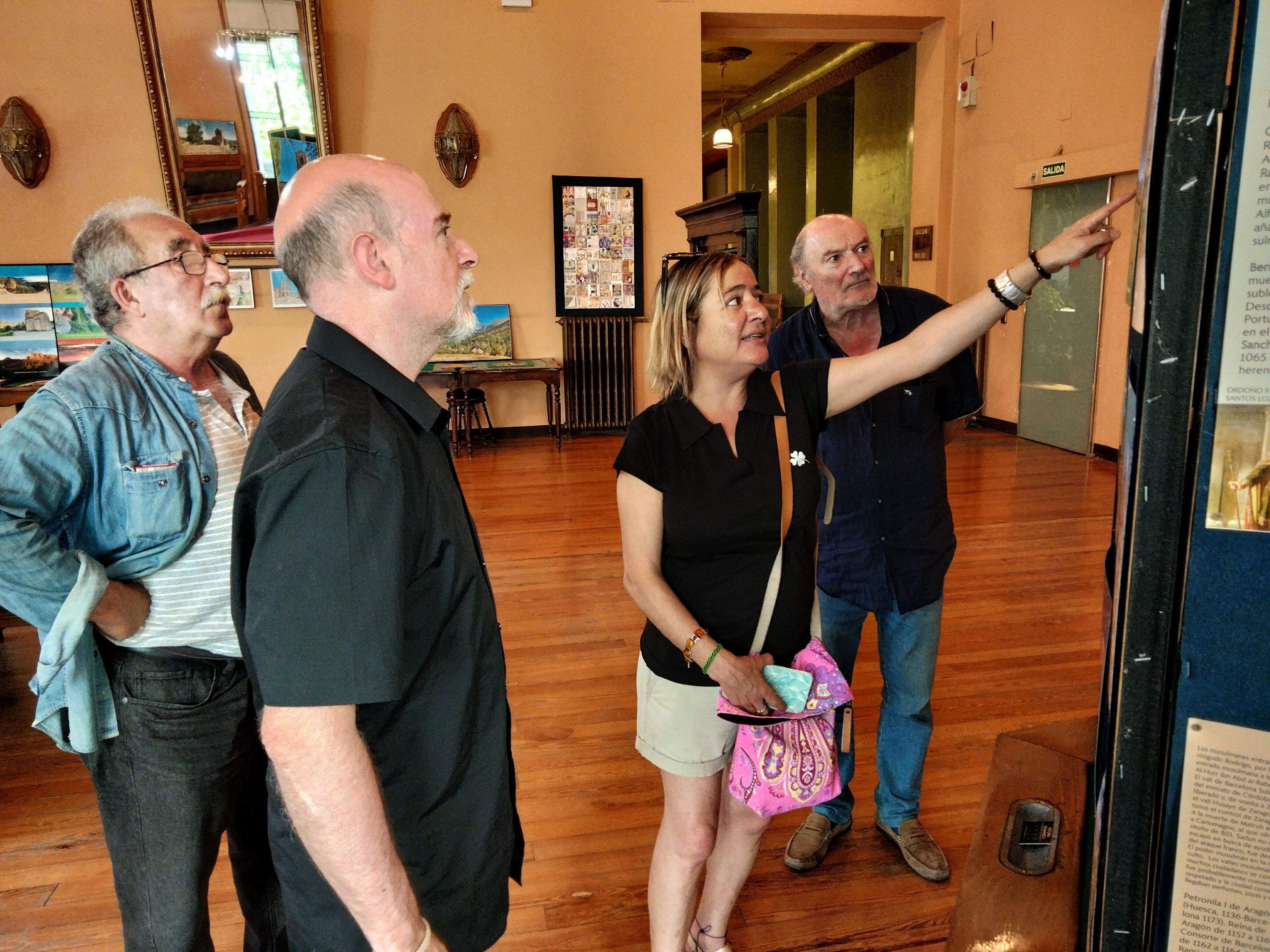 Miembros de Huesca Cuna de San Lorenzo y el pintor oscense Marcelino Sesé