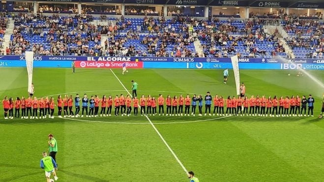 Homenaje a los equipos femeninos del triple ascenso del Huesca en El Alcoraz.