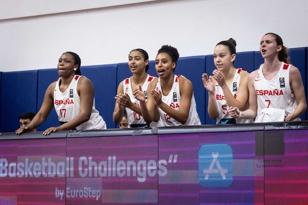 Jugadoras de España en la derrota ante Francia en el Eurobasket. Foto: @BaloncestoESP