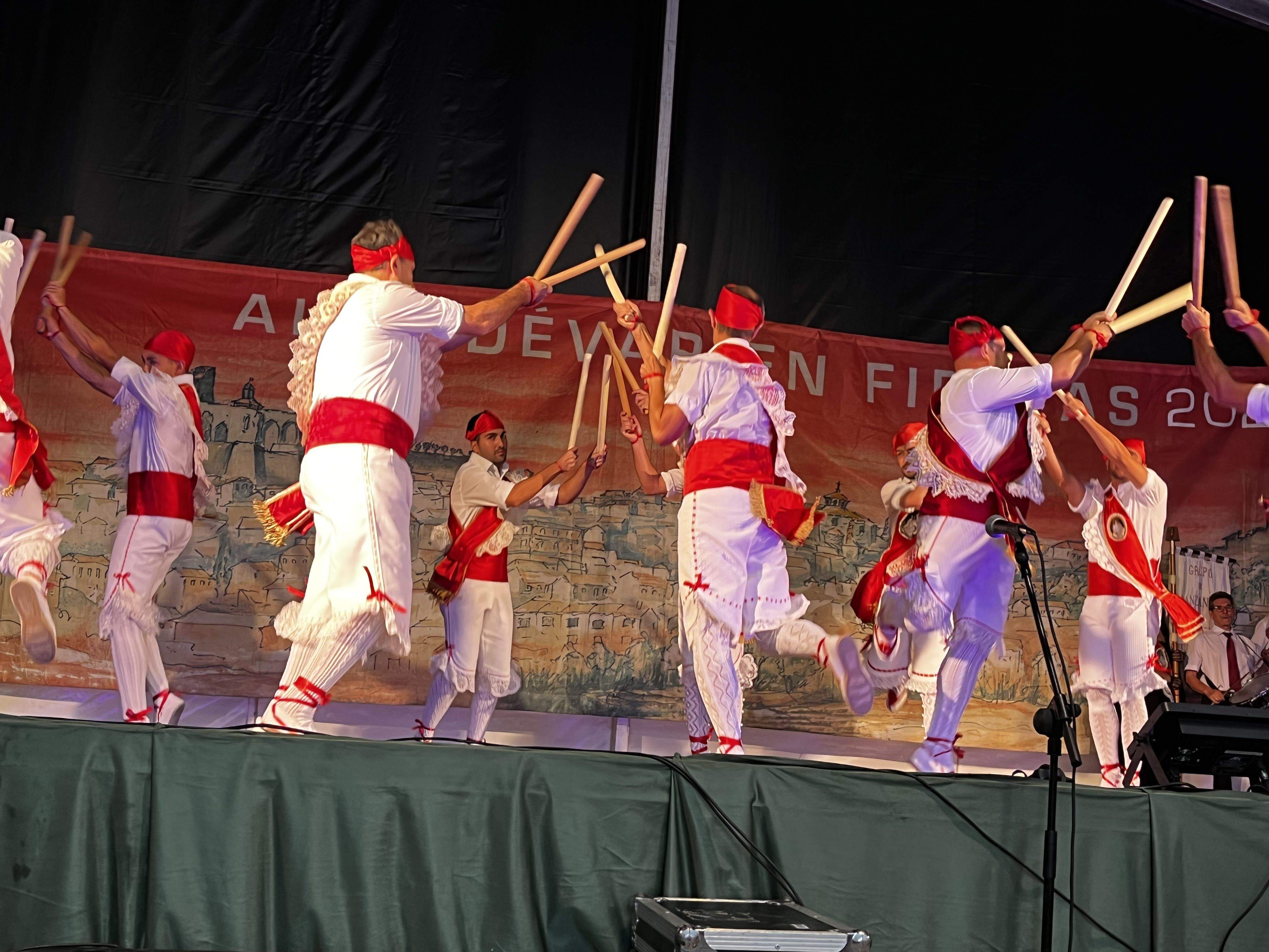 Danzantes de Almudévar. Foto Myriam Martínez