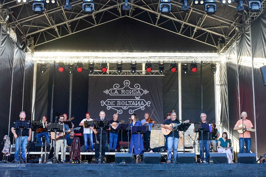 Los artistas durante el ensayo de la tarde