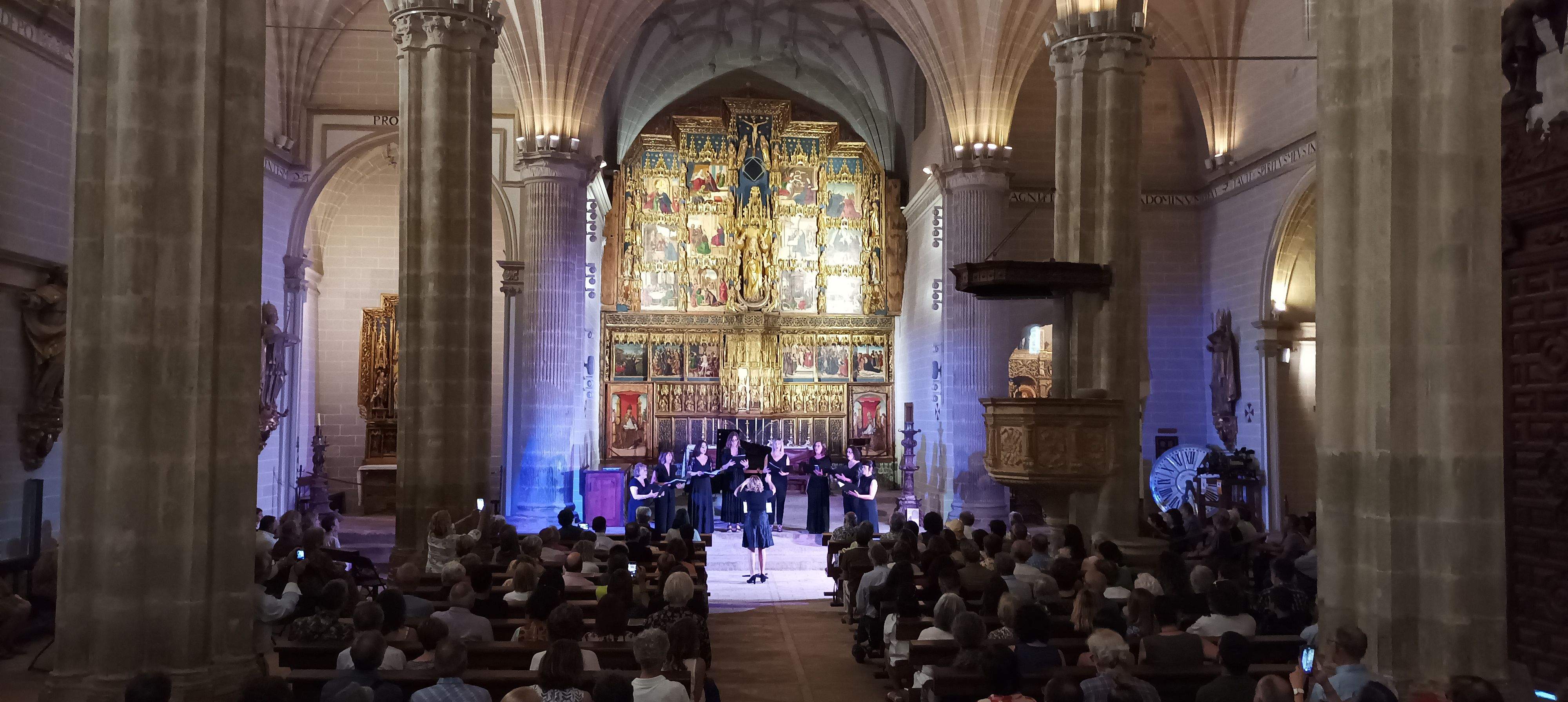 Actuación de Almavokal en la Colegiata de Bolea.