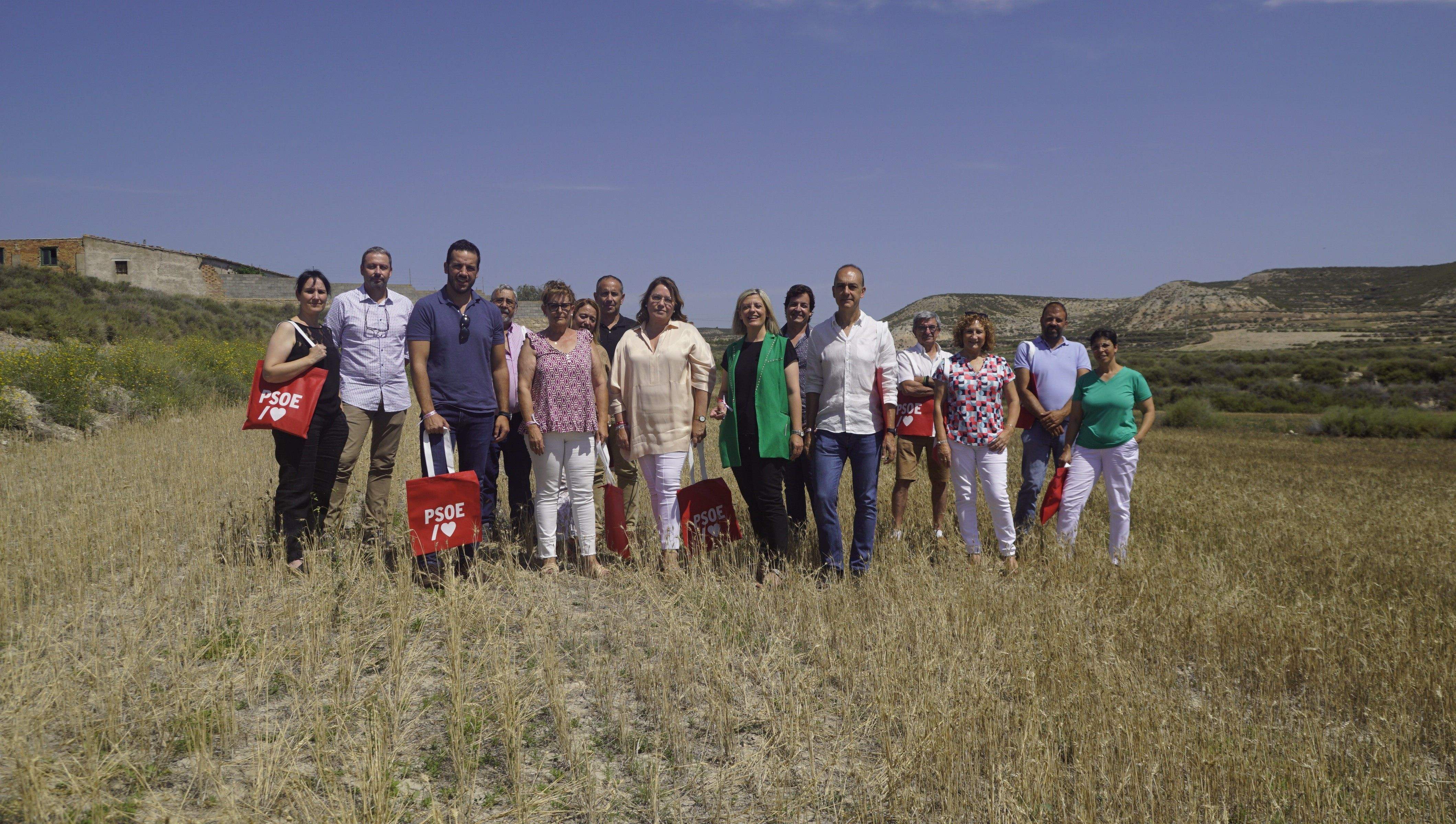 Los candidatos junto a representantes socialistas de Los Monegros.