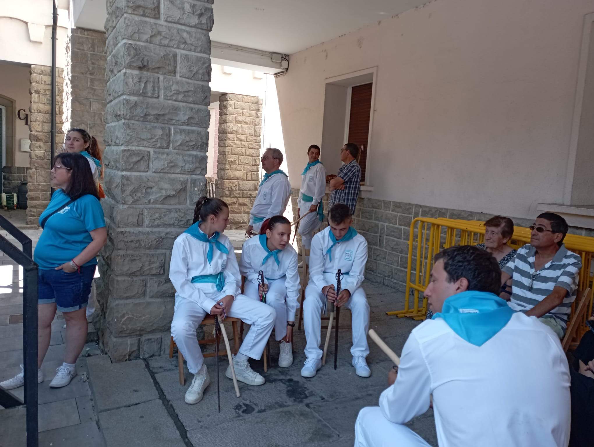 Danzantes de Sabiñánigo en un momento de descanso.