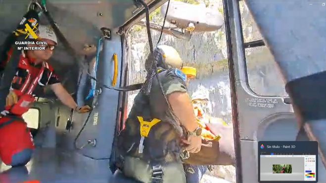 Recuperan al herido en pleno vuelo en maniobras de máxima precisión