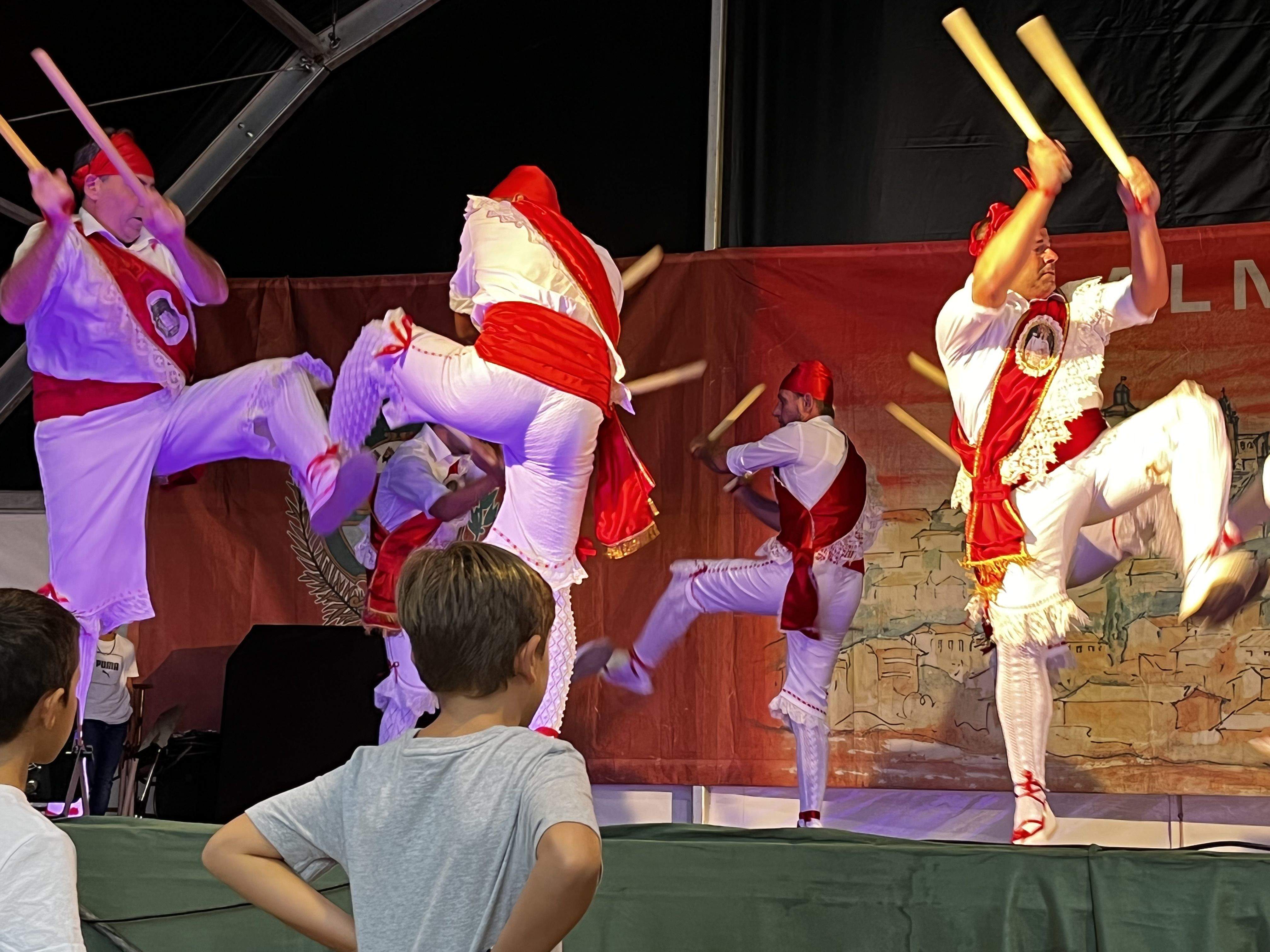 Danzantes de Almudévar. Foto Myriam Martínez