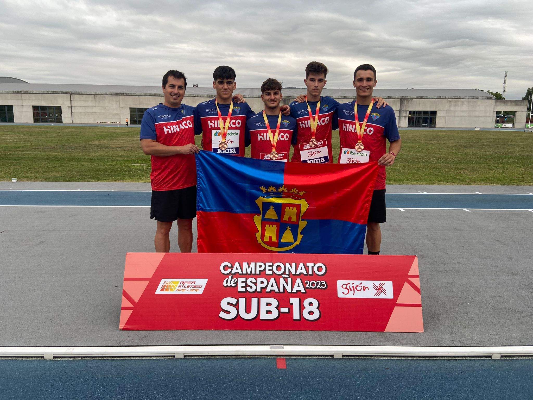 Richy Verdugo y los relevistas del 4x100 de Hinaco Monzón, medalla de bronce
