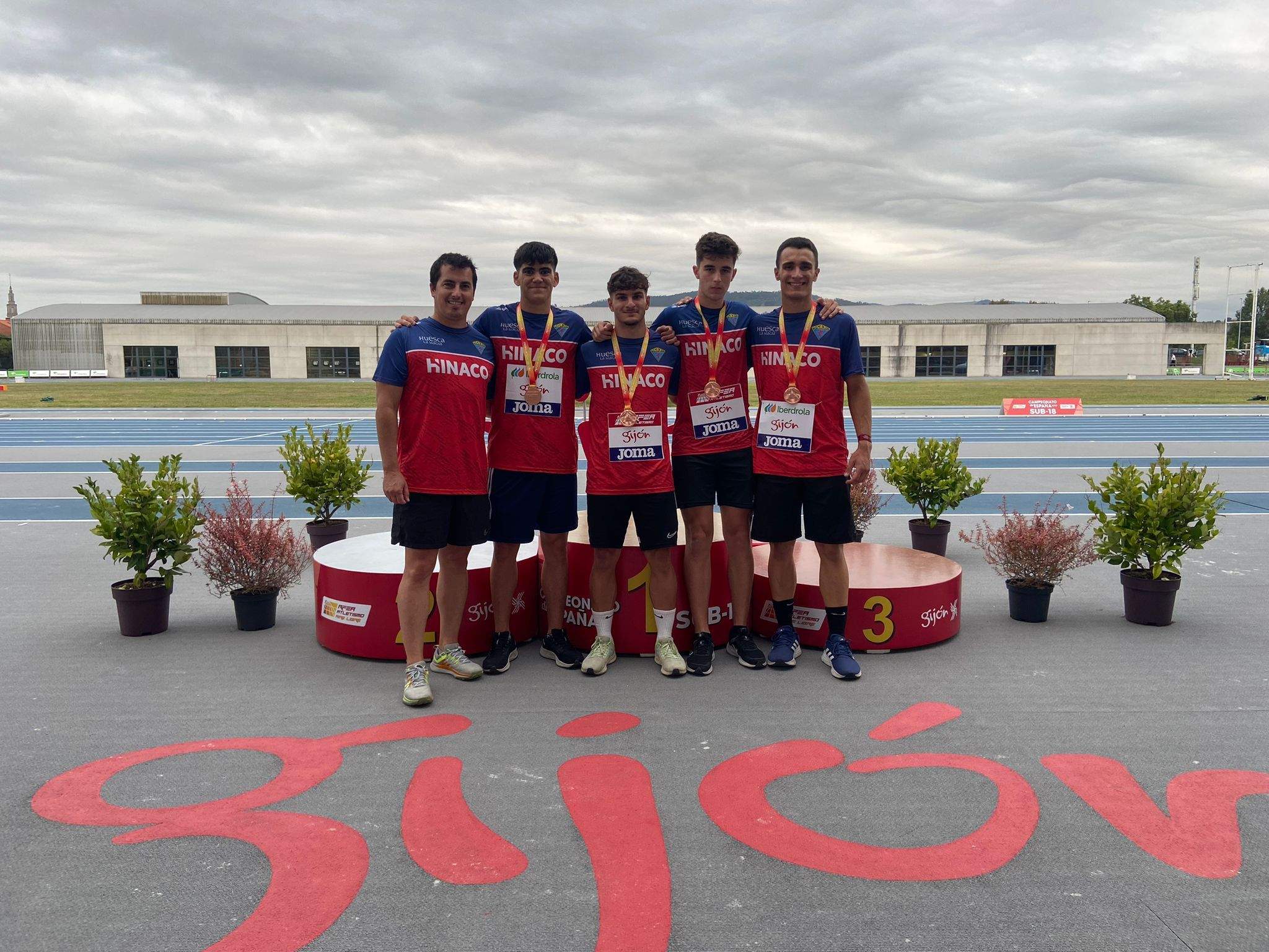 Verdugo y el relevo 4x100 de Hinaco con el bronce.