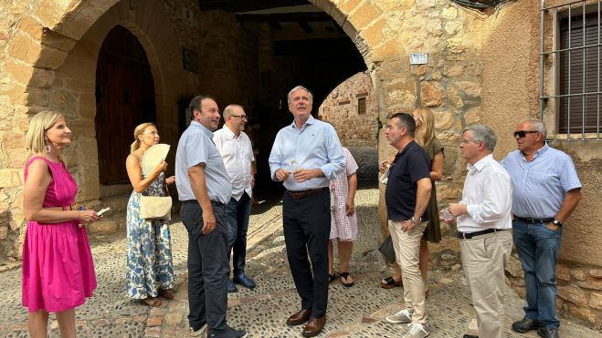 Jorge Azcón, Ana Alós, Melania Mur y Antonio Comps, con Mariano Altemir en Alquézar Jorge Azcón, Ana Alós, Melania Mur y Antonio Comps, con Mariano Altemir en Alquézar