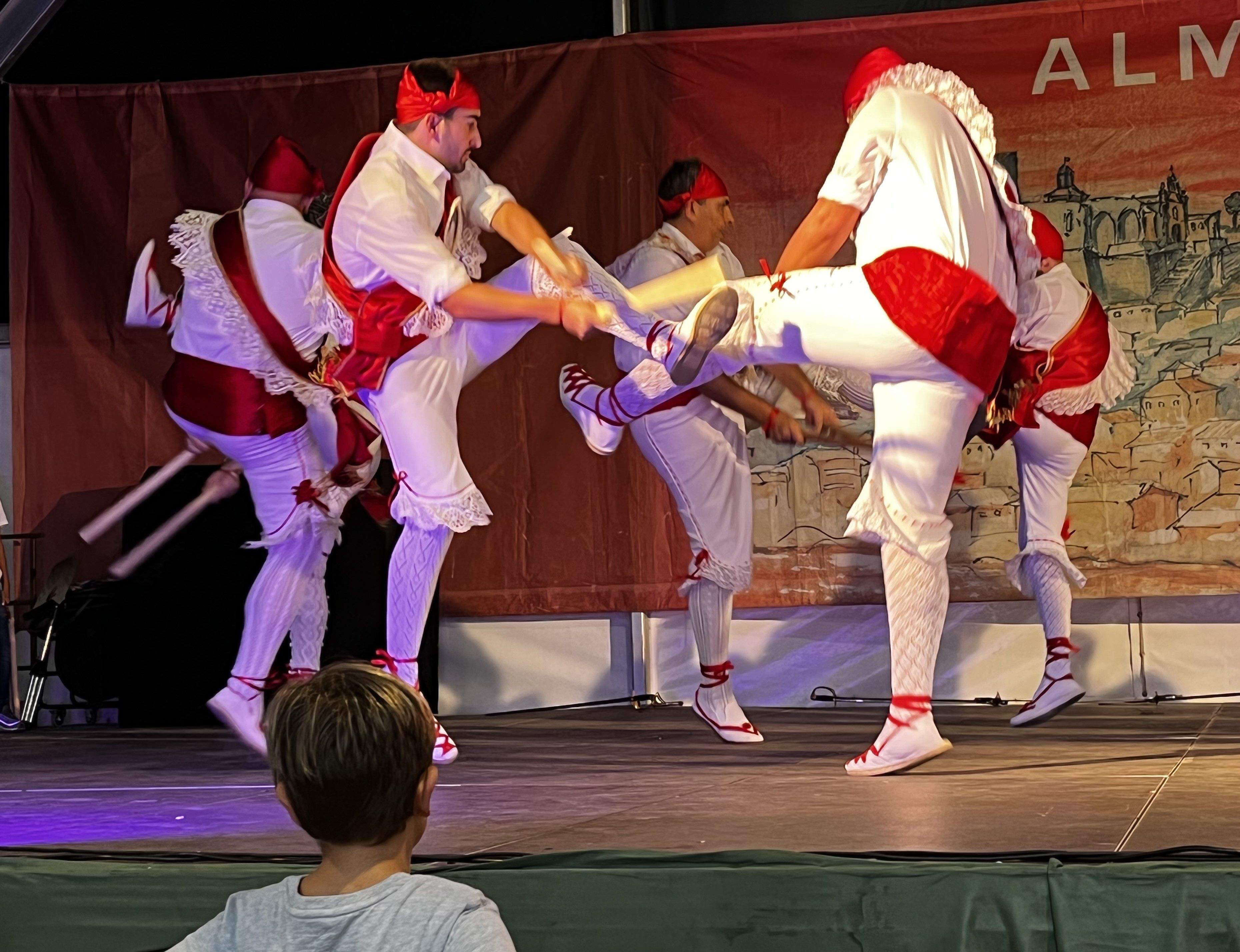Danzantes de Almudévar. Foto Myriam Martínez