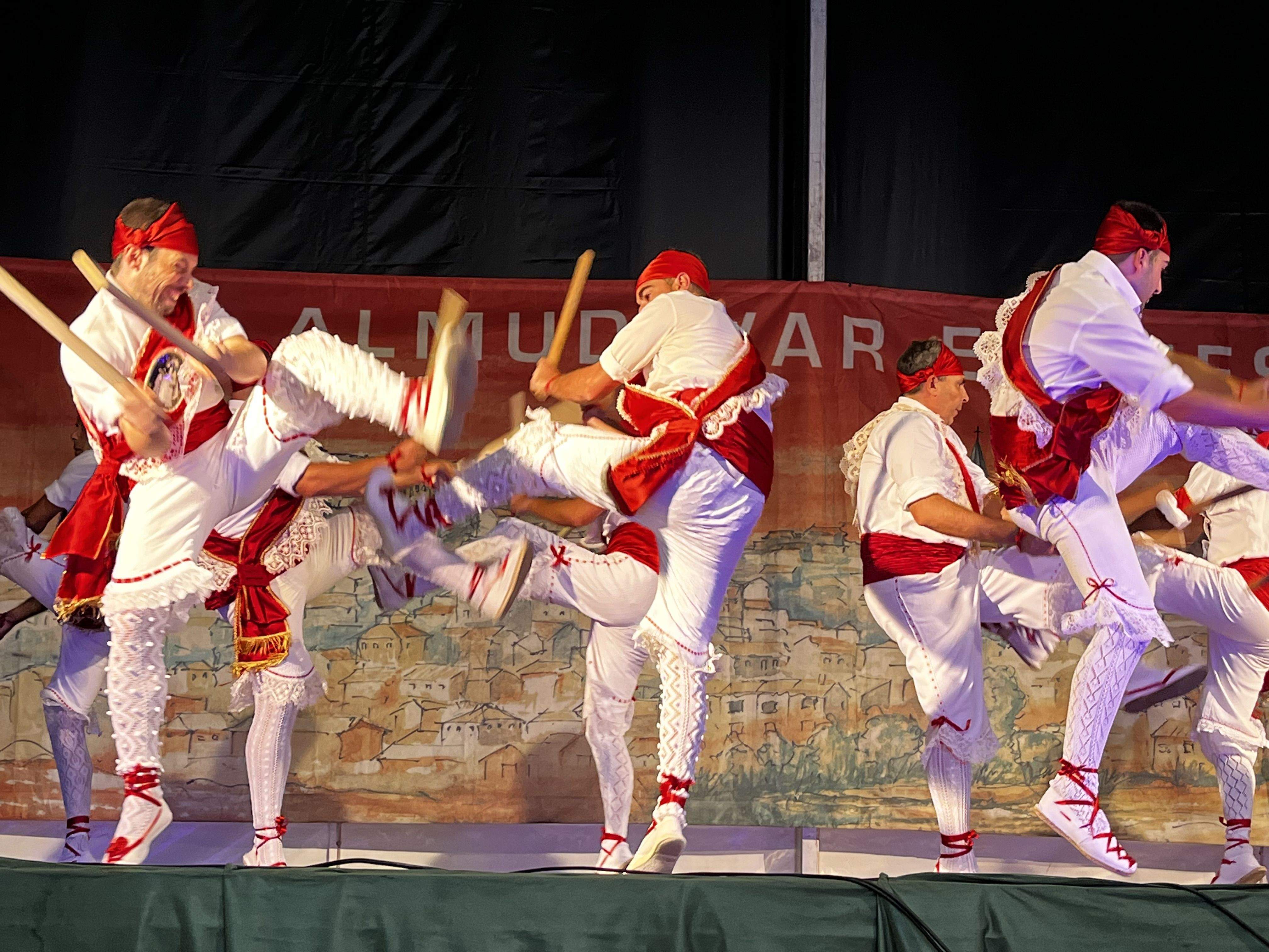 Danzantes de Almudévar. Foto Myriam Martínez