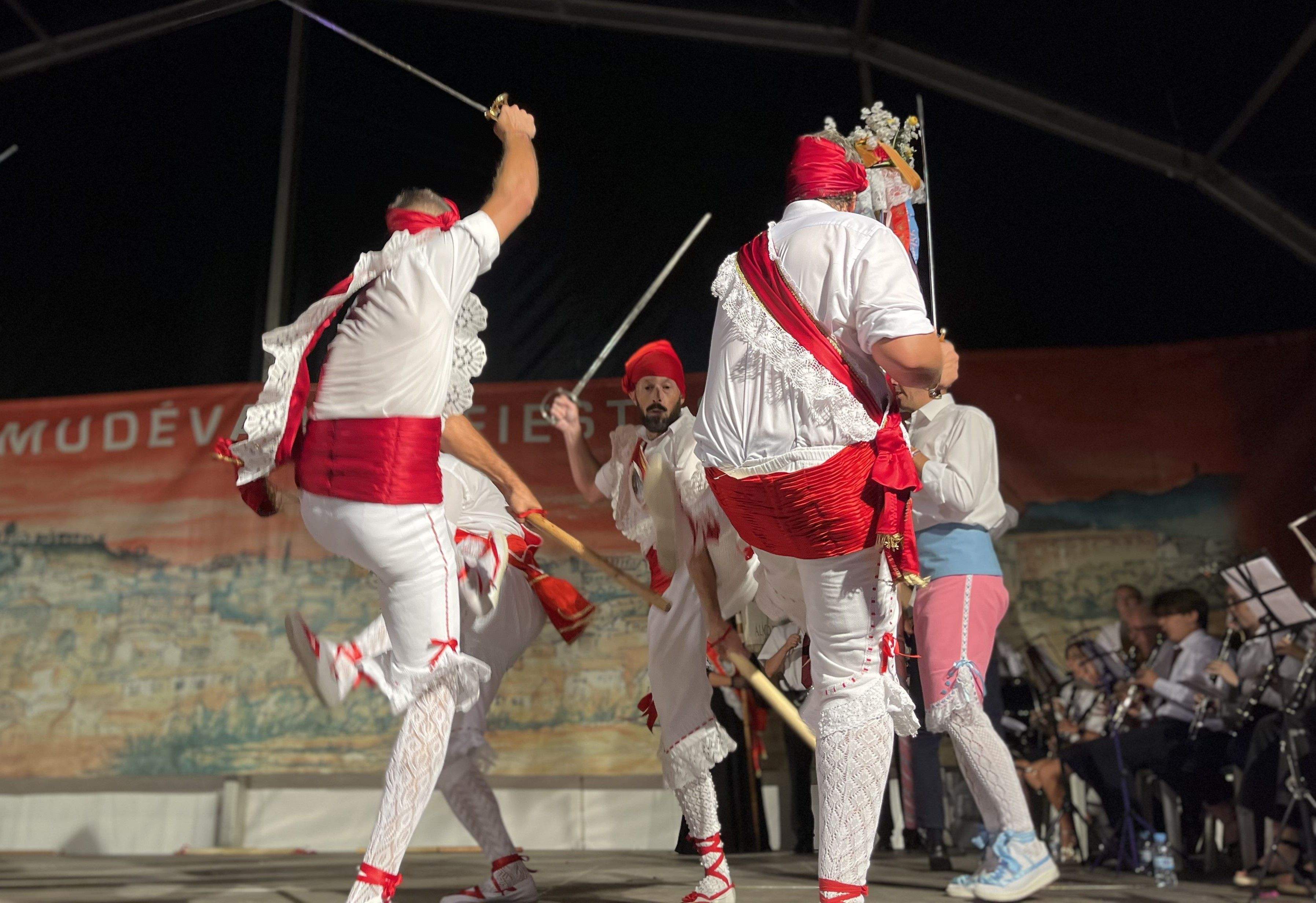 Danzantes de Almudévar. Foto Myriam Martínez