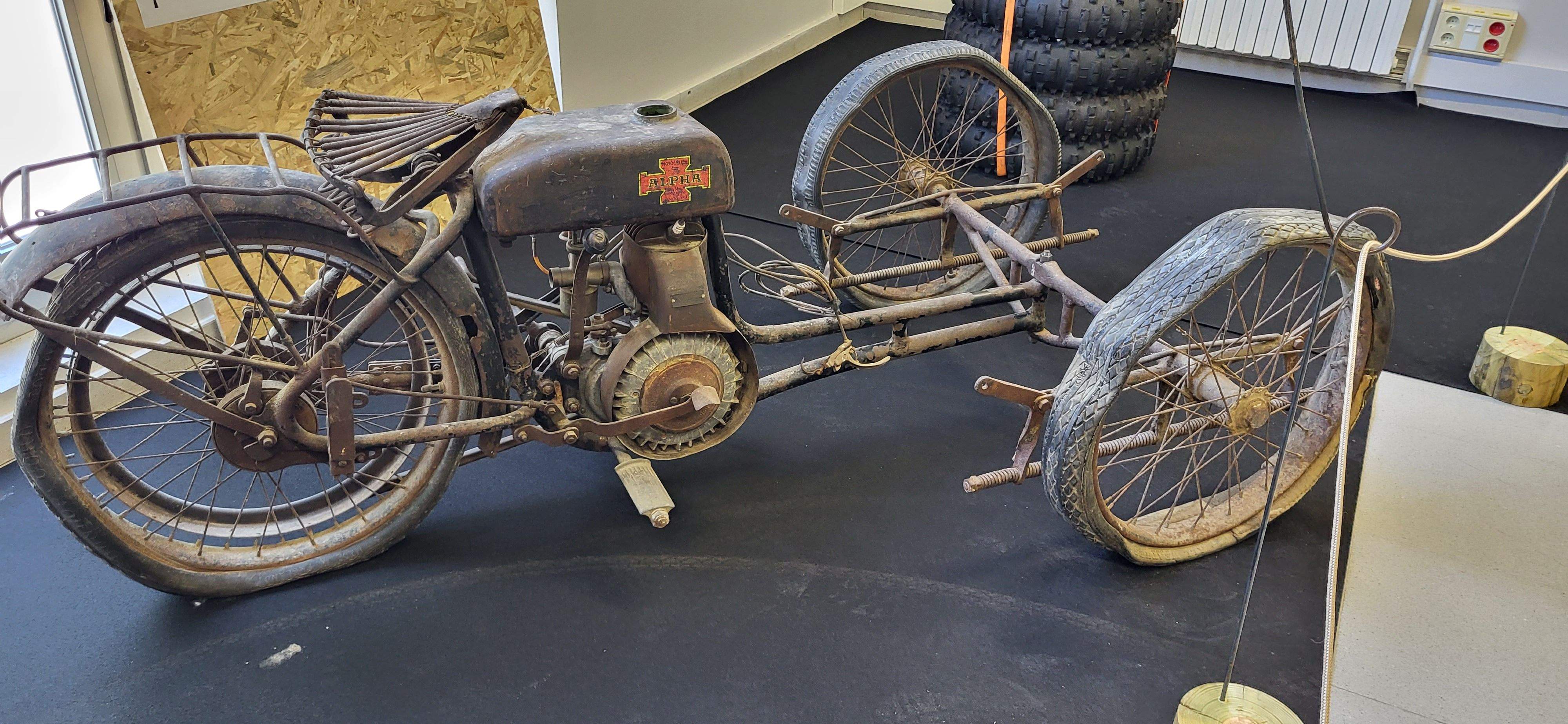 Exposición conmemorativa del 50 aniversario de la Peña Motociclista Oscense. Foto Myriam Martínez