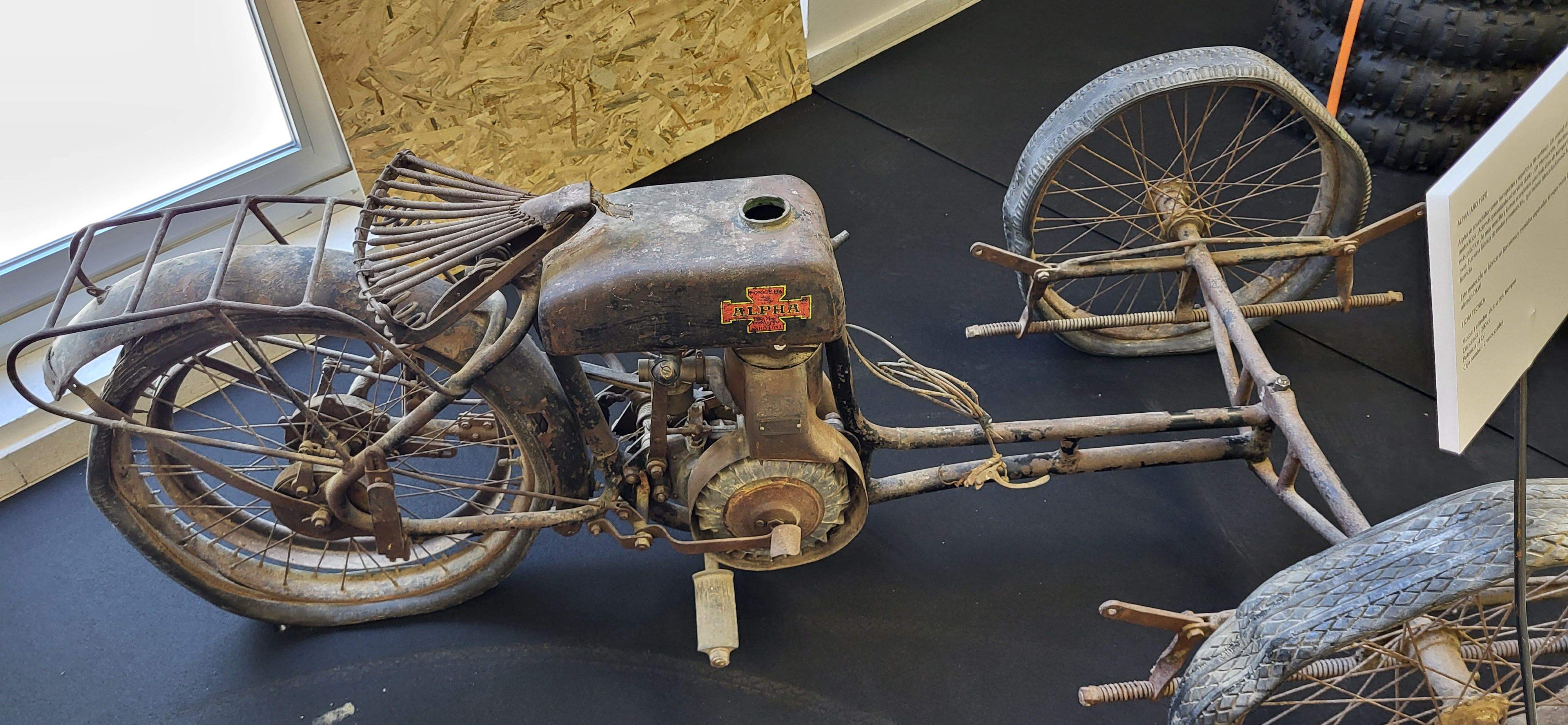 Exposición conmemorativa del 50 aniversario de la Peña Motociclista Oscense. Foto Myriam Martínez