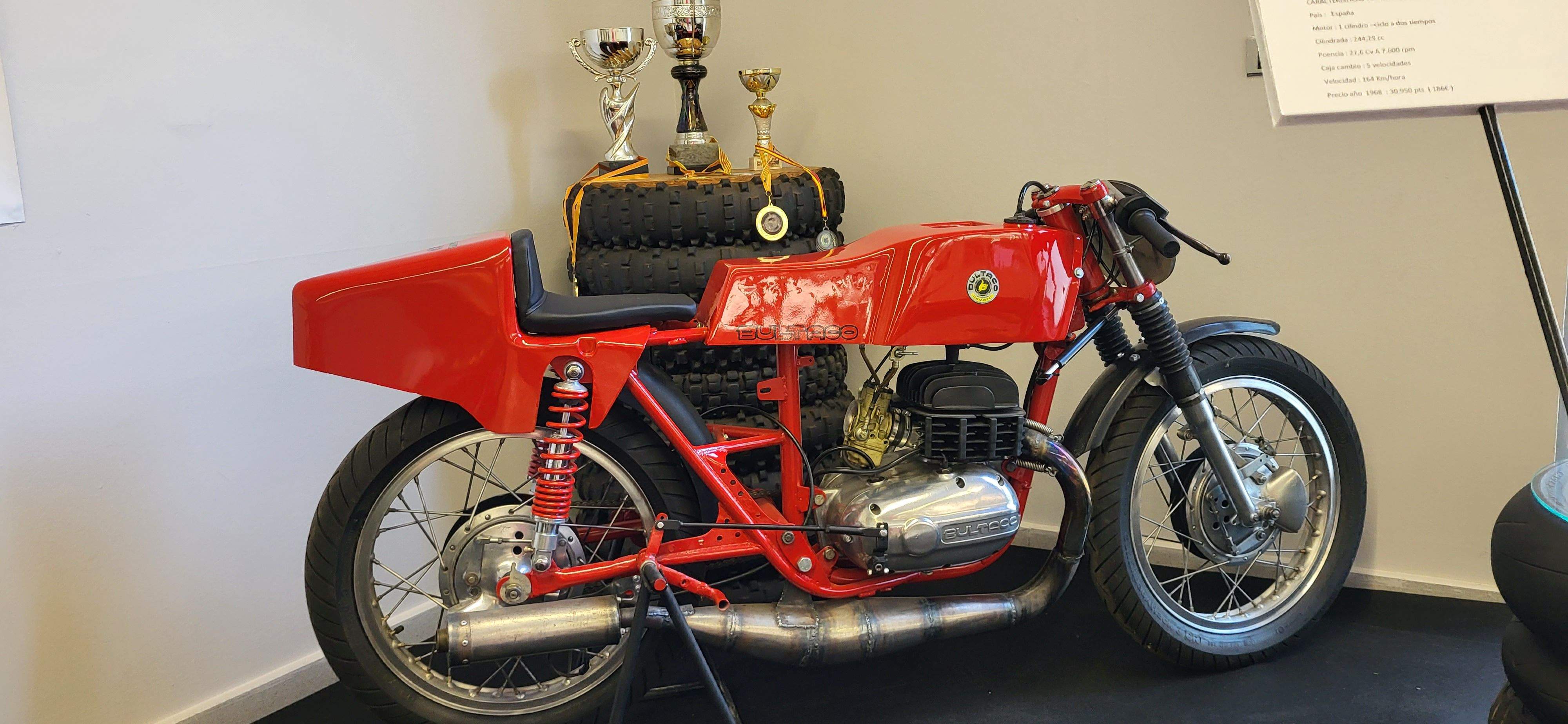 Exposición conmemorativa del 50 aniversario de la Peña Motociclista Oscense. Foto Myriam Martínez