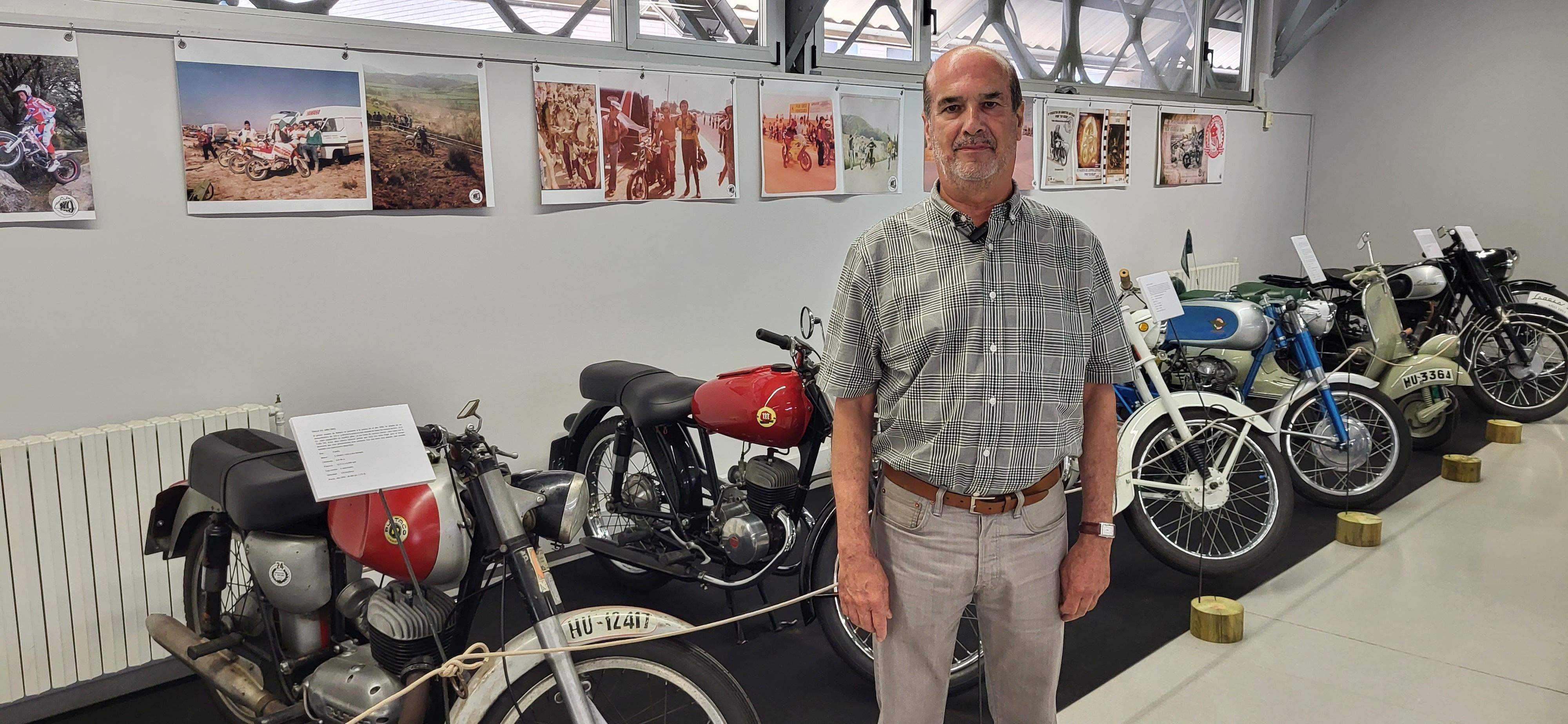 Javier Abadías, coordinador de la exposición conmemorativa del 50 aniversario de la Peña Motociclista Oscense. Foto Myriam Martínez