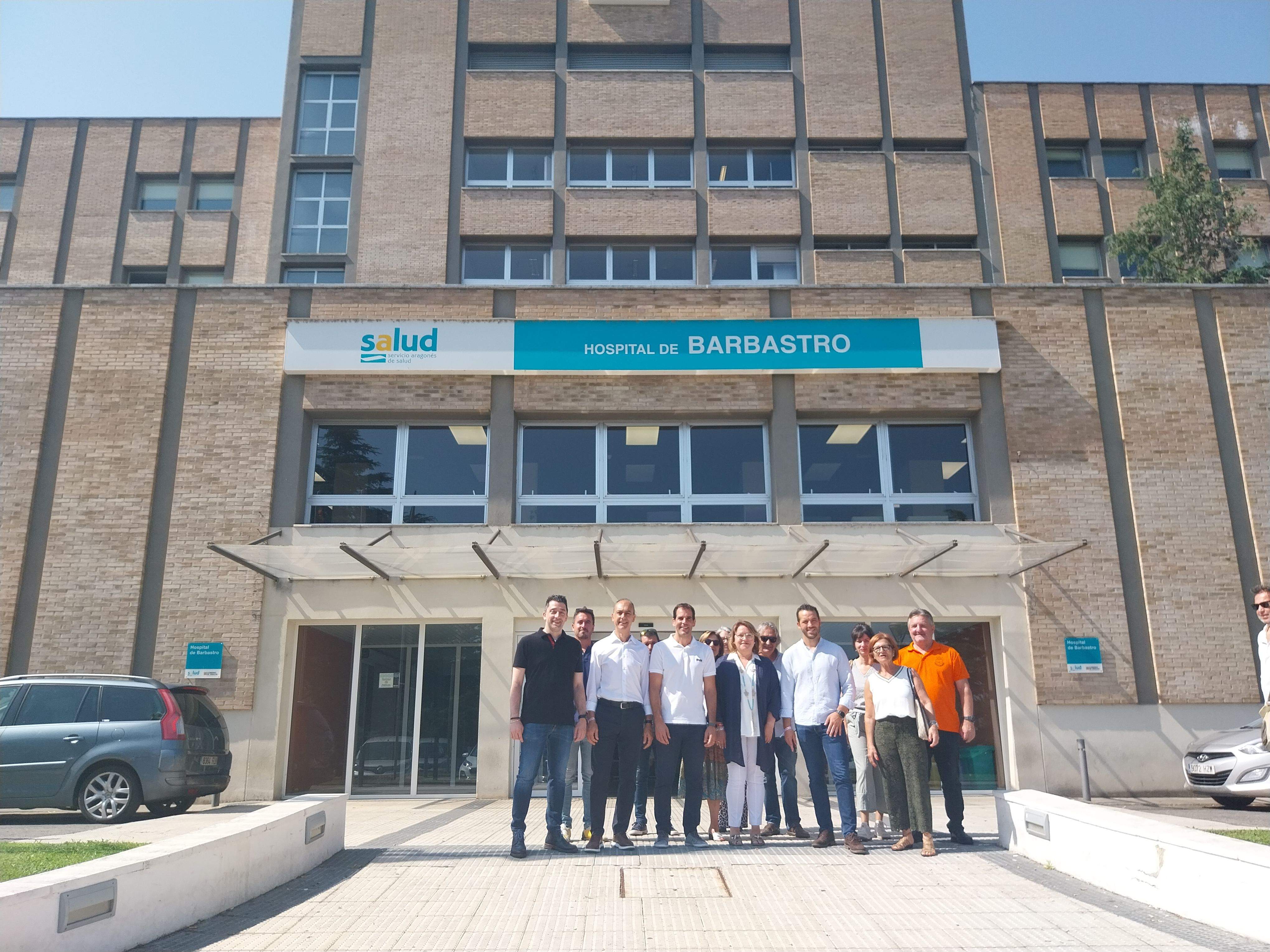 Los candidatos del PSOE Rosa Serrano, Gonzalo Palacín y Alfredo Sancho, junto al Hospital de Barbastro.