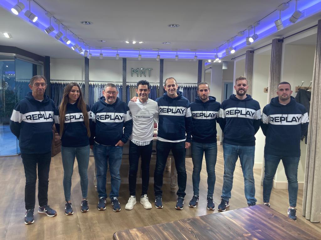 Cuerpo técnico y médico de Bada Huesca en una foto de la pasada temporada.