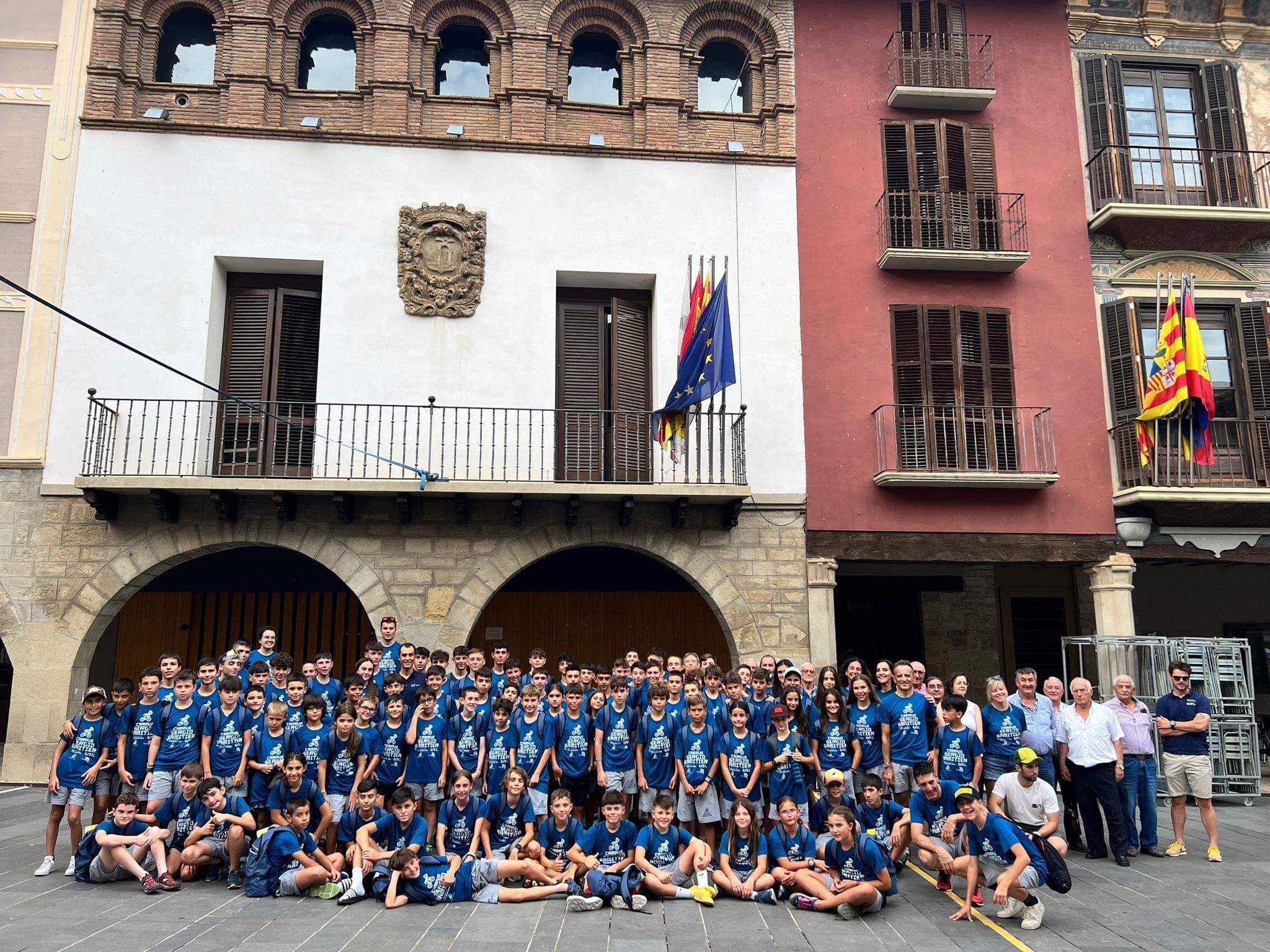 Participantes del III Campus Sergio Samitier en la Plaza Mayor de Graus.