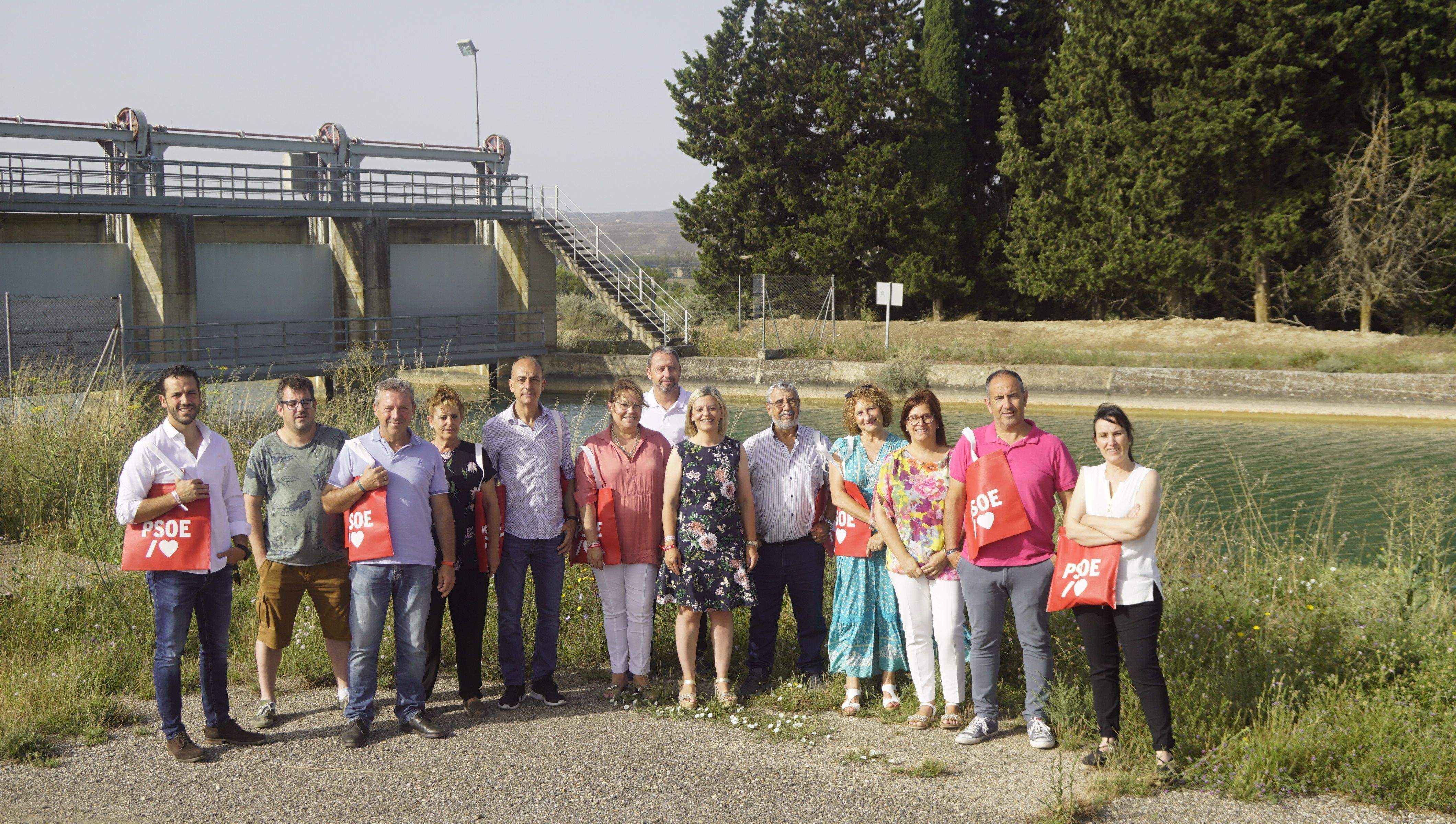 Visita de candidatos socialistas al abrazo de Tardienta con miembros del PSOE Monegros.