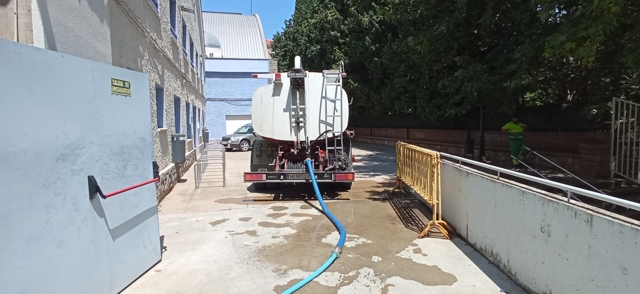 El camión junto a la piscina del parque