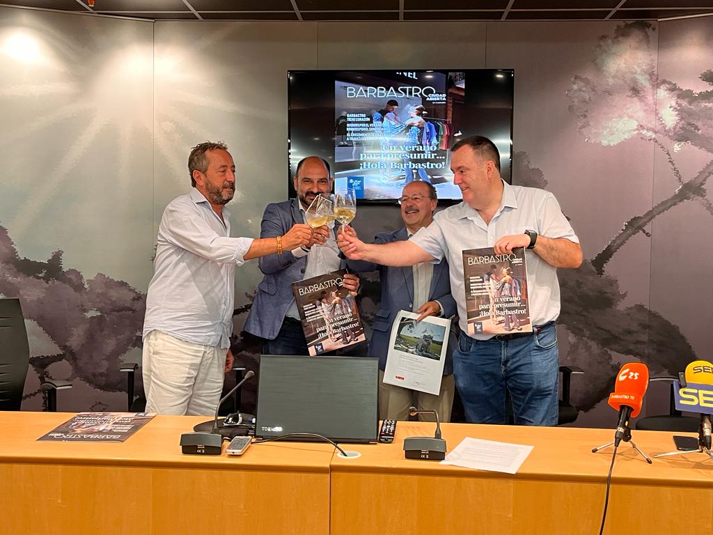 Nacho Bernad, Fernando Torres, José Antonio Pérez y Javier García Antón, brindado por el número 7 de la revista. Foto Myriam Martínez