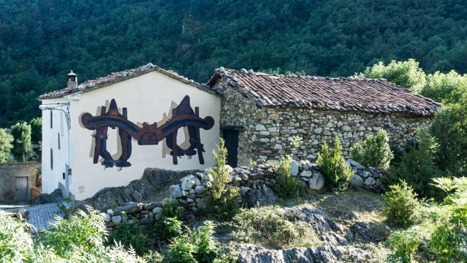 Fachada con una de las obras de "Murmuro". Fachada con una de las obras de "Murmuro".