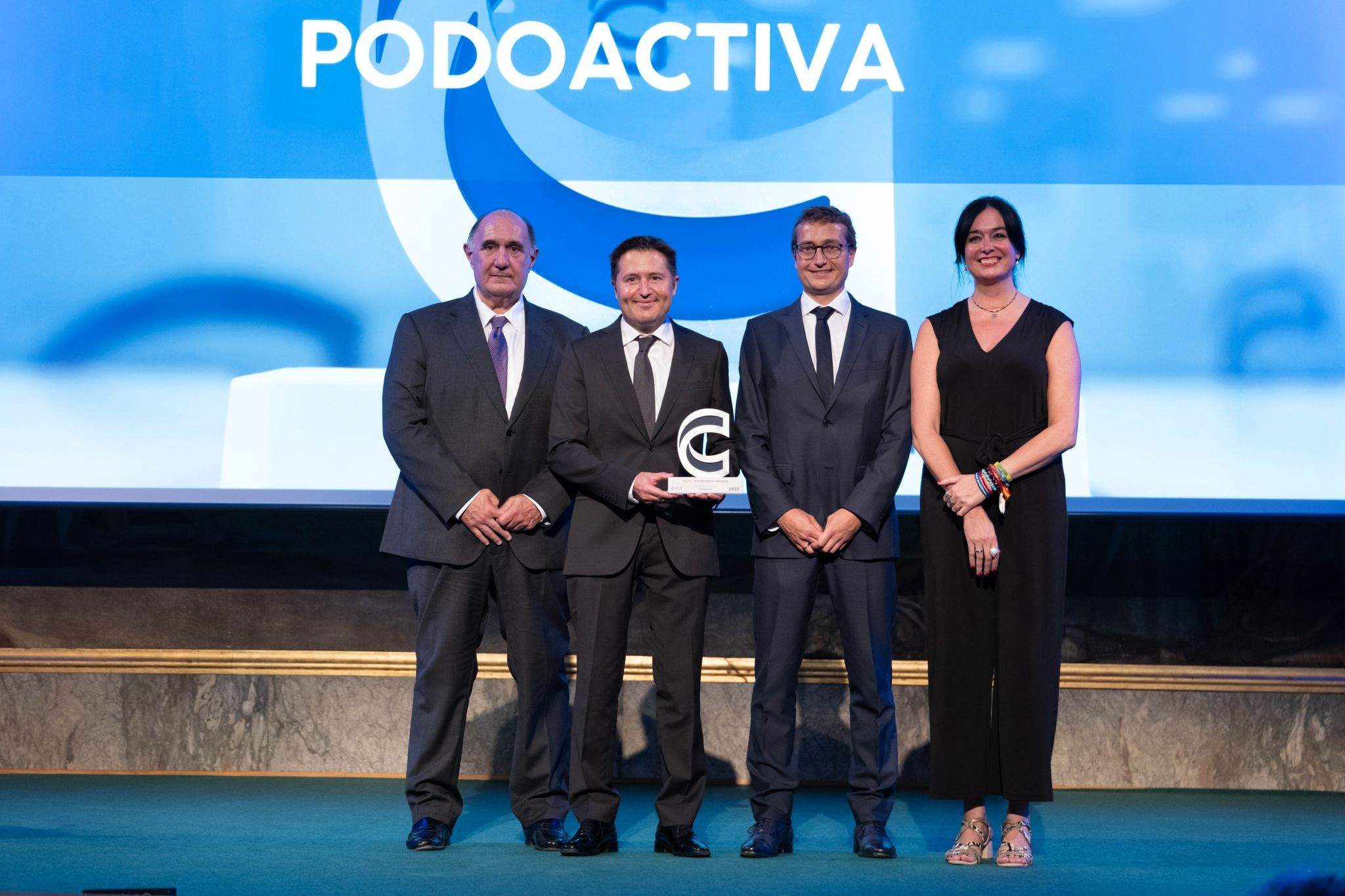 José Fernando Luna, los hermanos Alfaro y Lorena Orduna, con el trofeo