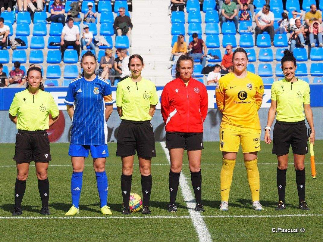 María Monesma arbitró el último encuentro entre el Huesca y el combinado aragonés de El Alcoraz. Foto: Carlos Pascual