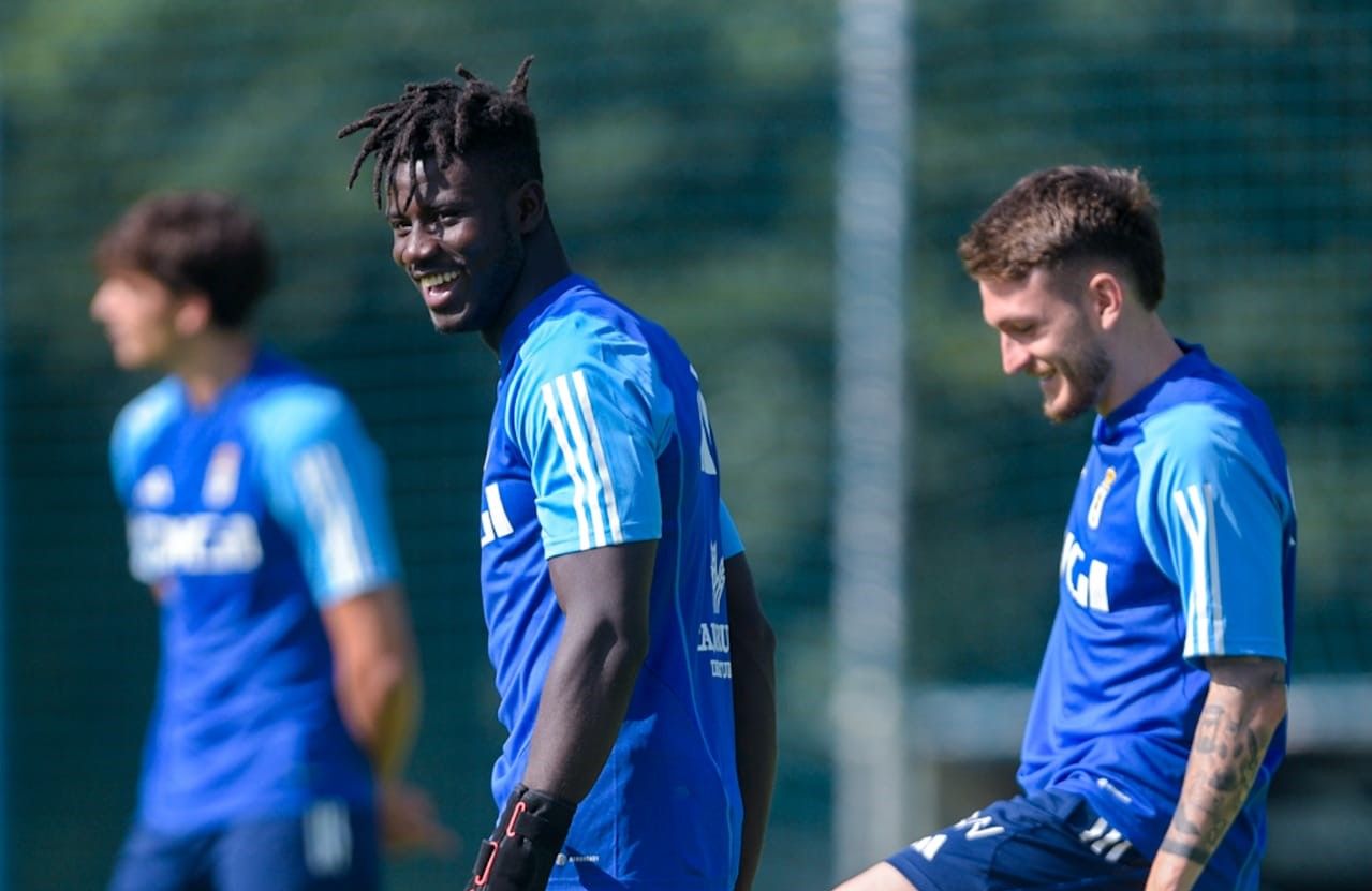 Samu Obeng, sonriente en un entrenamiento del Real Oviedo. Foto: Real Oviedo