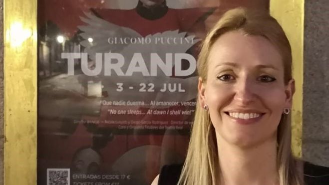 Ana Royo con el cartel de Turandot al fondo Ana Royo con el cartel de Turandot al fondo
