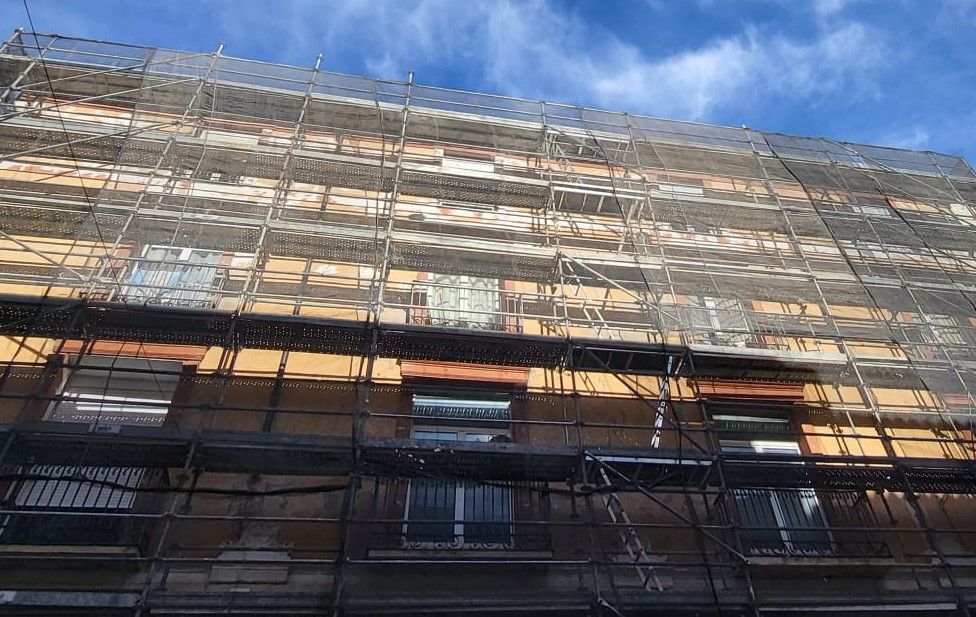 Obras para sanear la fachada del número 5 de los Porches de Galicia.