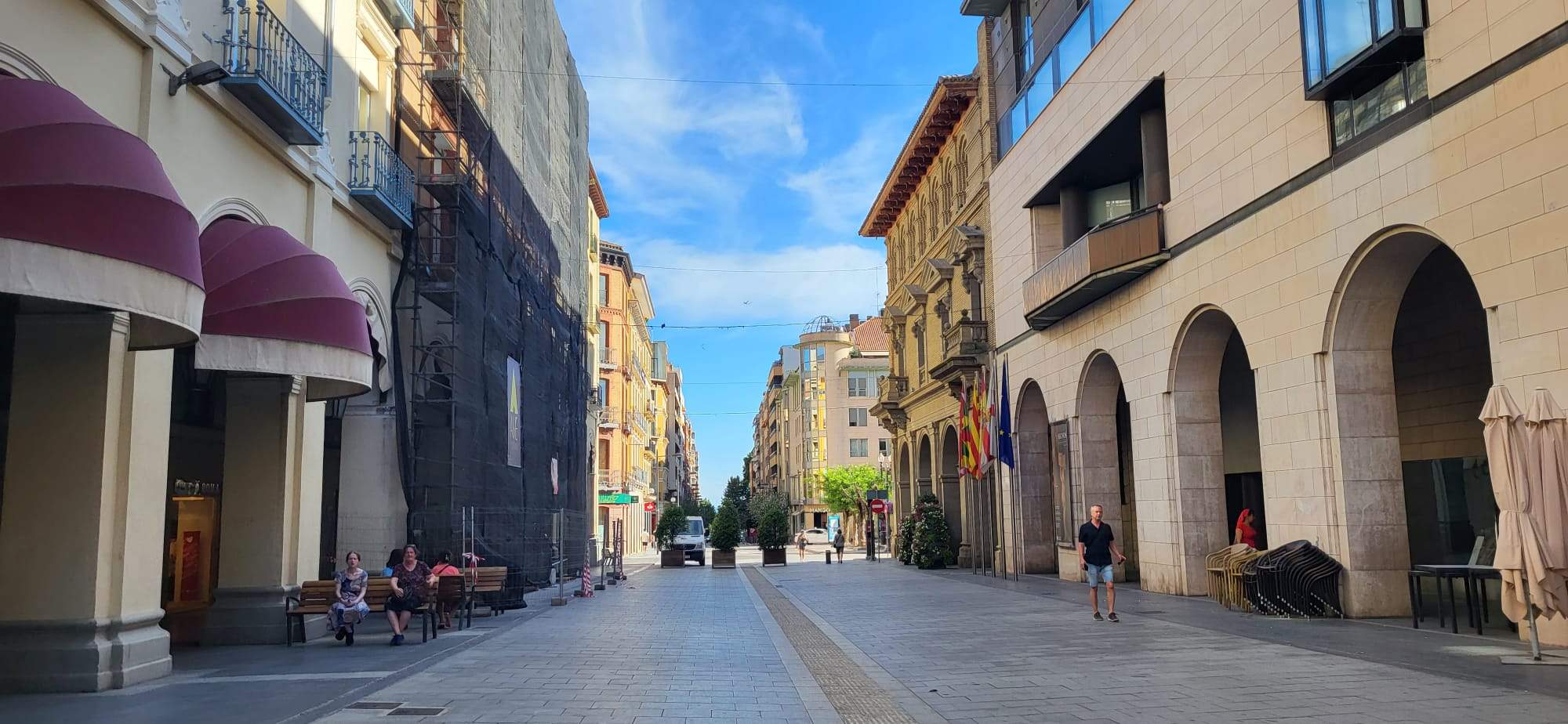 Andamios instalados para las obras en los Porches de Galicia.
