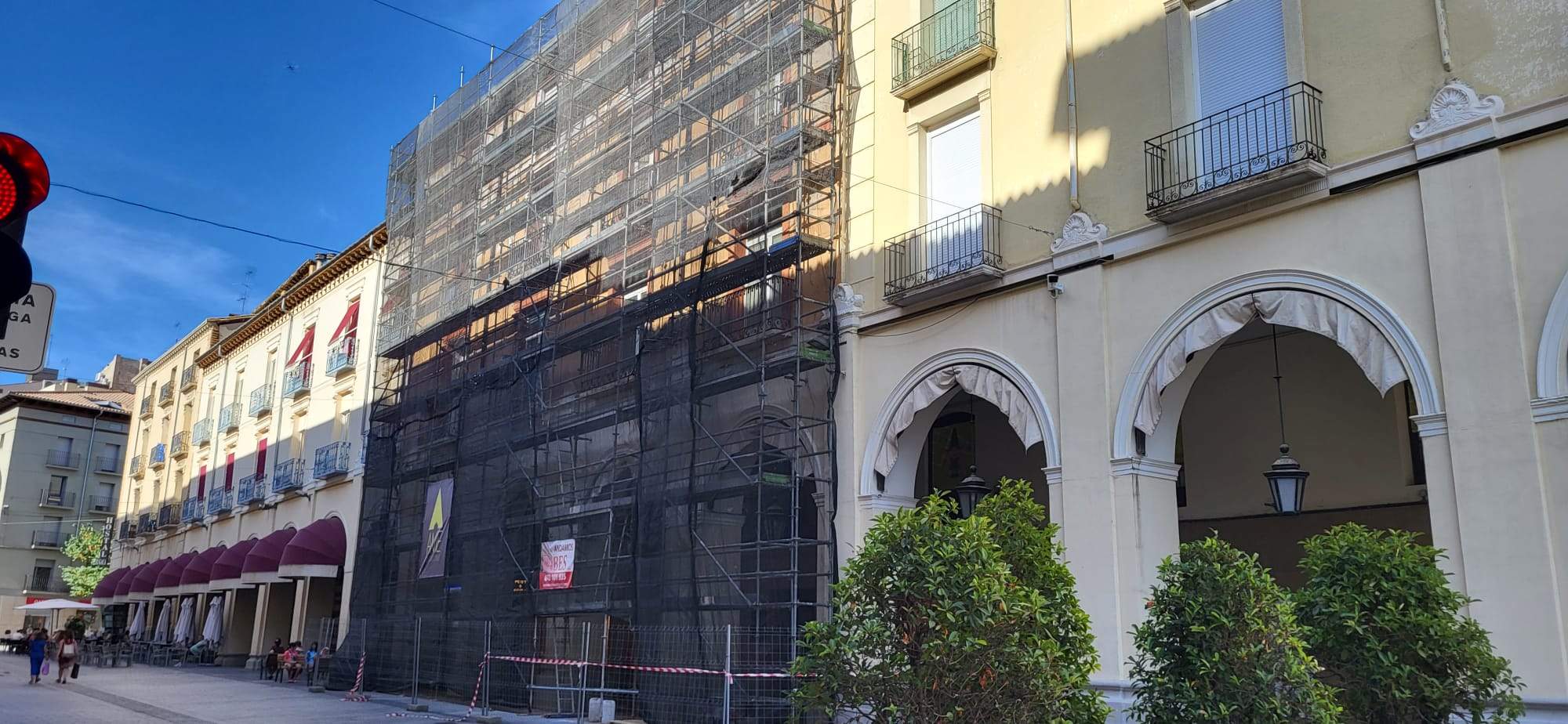 Andamios instalados para las obras en los Porches de Galicia.