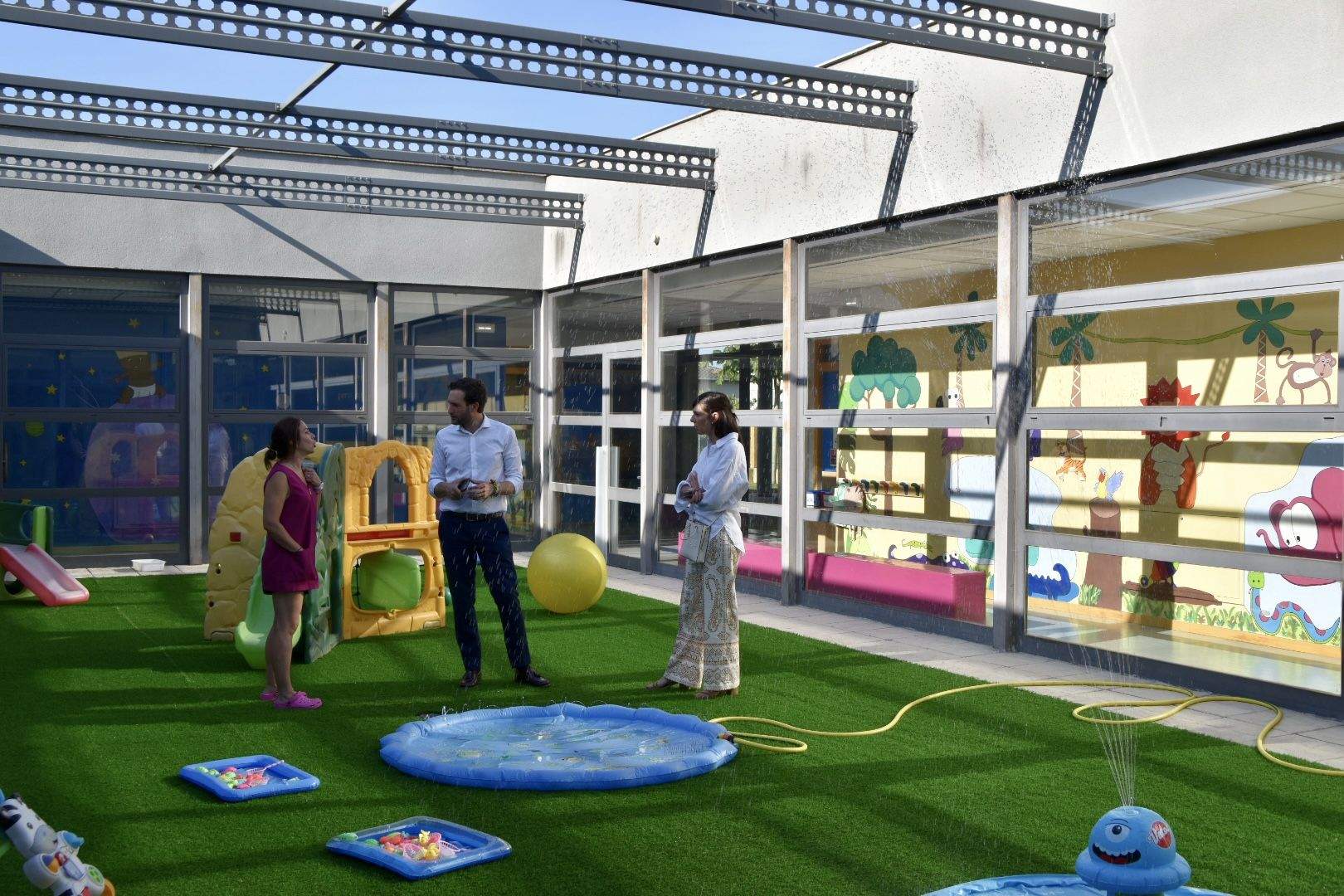 Instalado césped artificial en la Escuela Infantil Clara Campoamor.