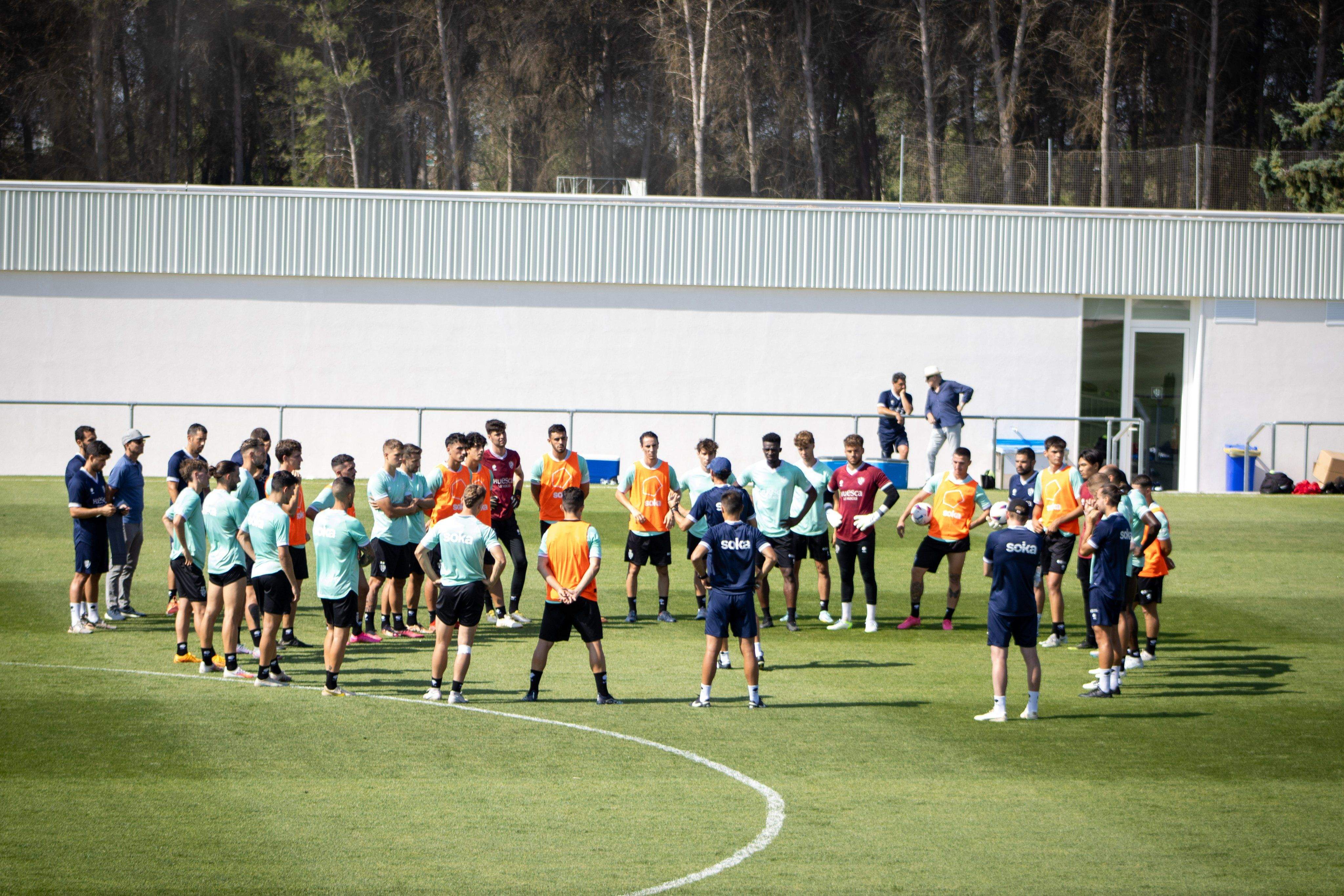 Jugadores del Huesca en un entrenamiento sobre el campo 4 de la Base Aragonesa. Jugadores del Huesca en un entrenamiento sobre el campo 4 de la Base Aragonesa.