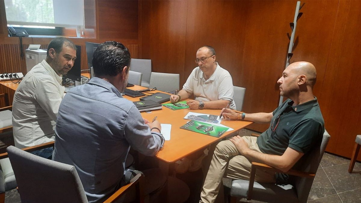 Imagen de la reunión de Vallejo y Arranz (VOX) con la asociación policial Jucil
