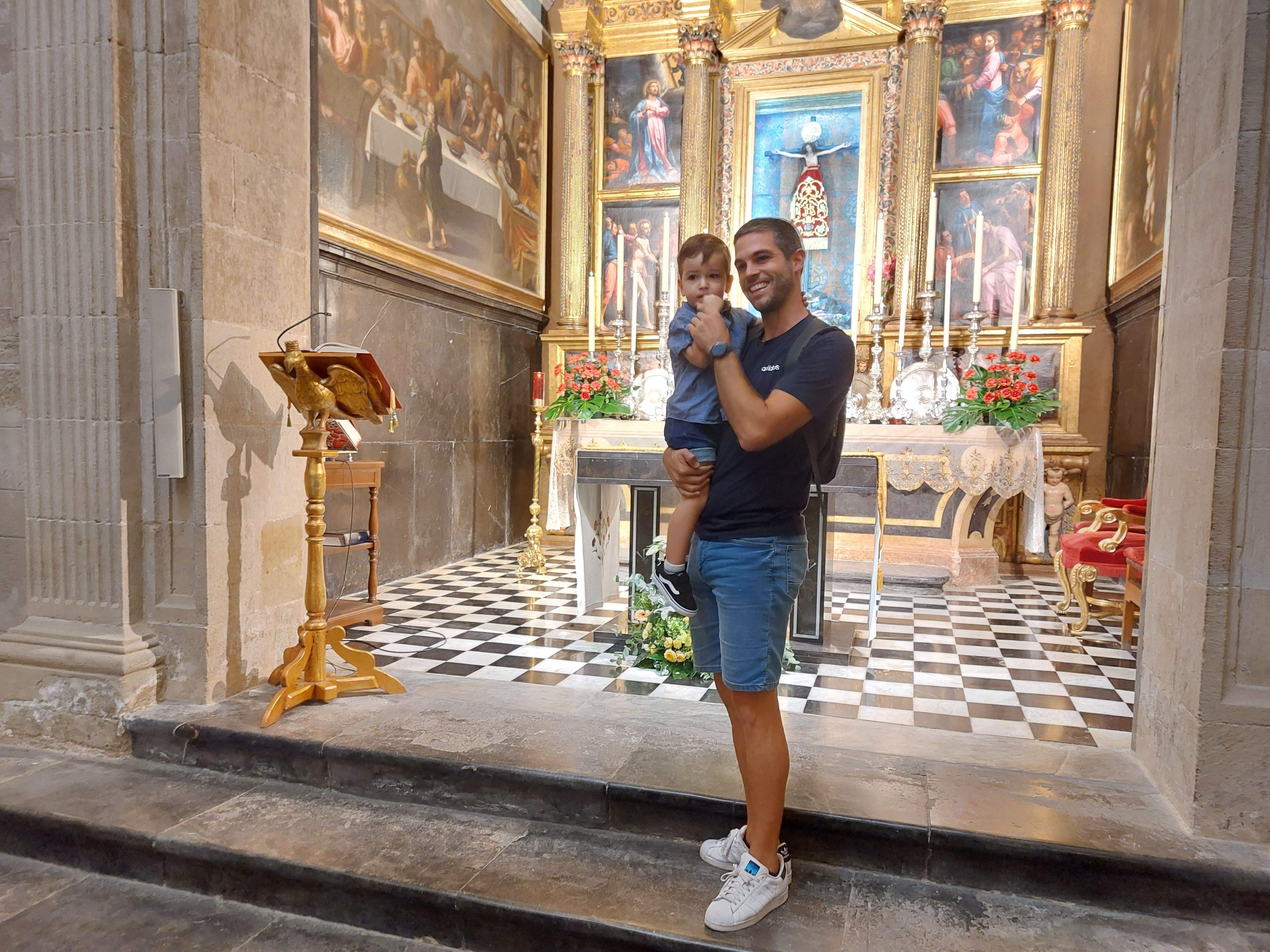 Un padre con su retoño en la capilla del Santo Cristo de los Milagros.