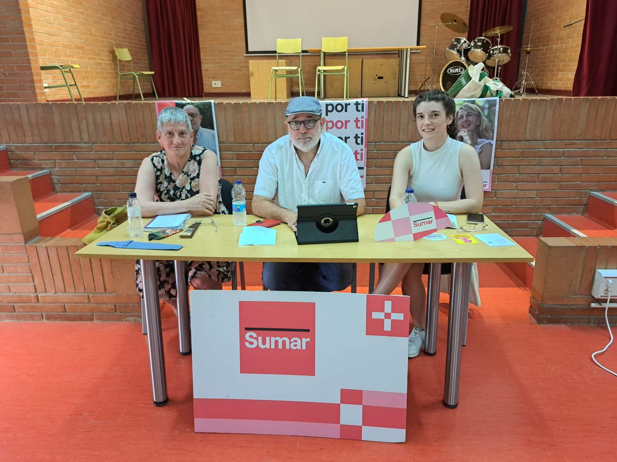 El candidato de Sumar, Vicente Guerrero, en el centro, durante el acto en IES Ramón J. Sender de Fraga.