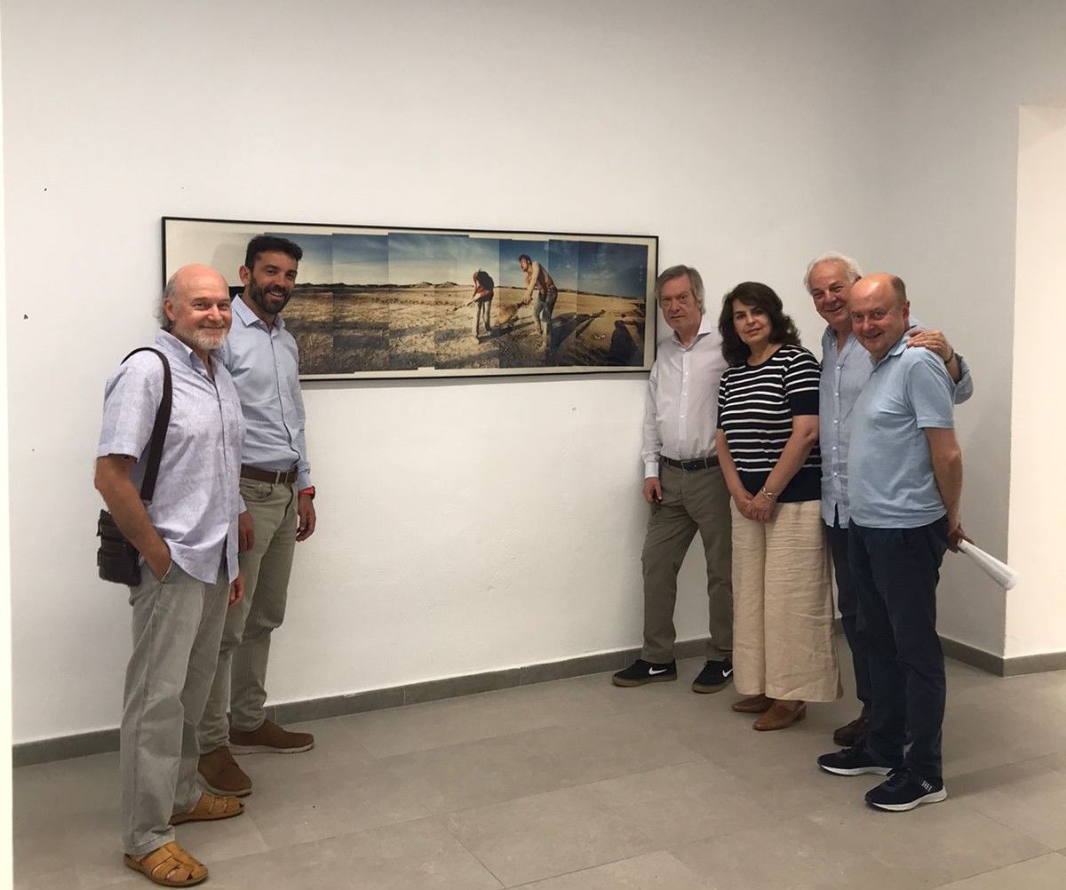 Participantes en la inauguración de la exposición de Bigas Luna junto a una de las obras. Foto: Amalia Ramírez Botero