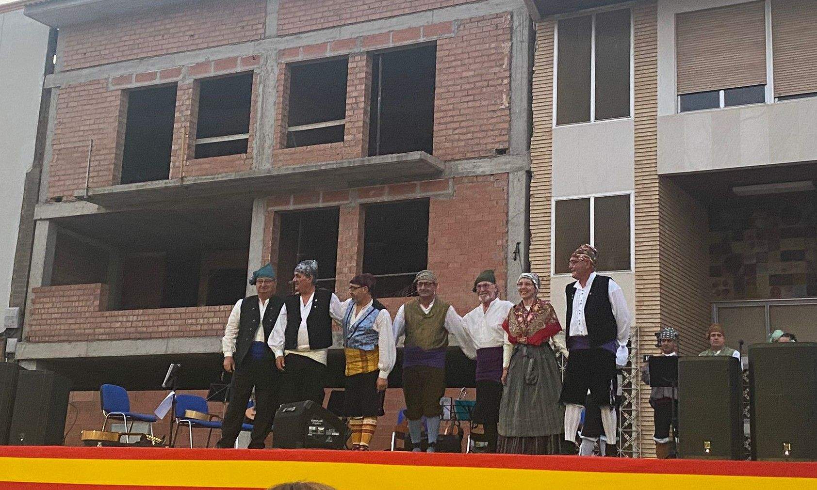  Inicio del pórtico festivo en Grañén con la Escuela Municipal de Jota. 