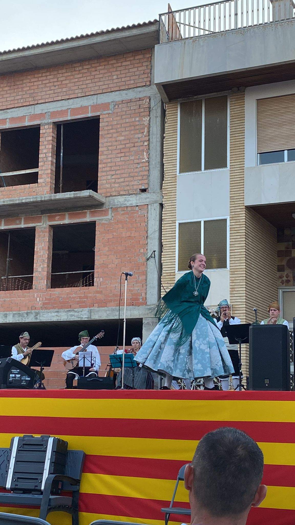  Inicio del pórtico festivo en Grañén con la Escuela Municipal de Jota. 