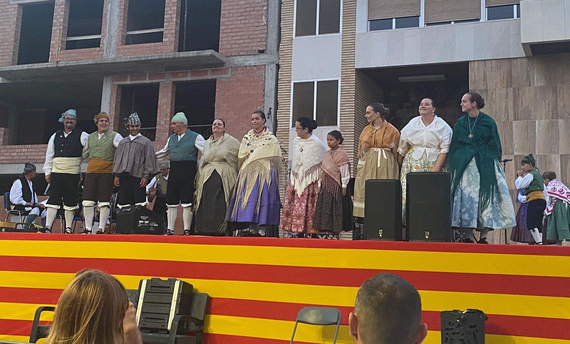  Inicio del pórtico festivo en Grañén con la Escuela Municipal de Jota. 
