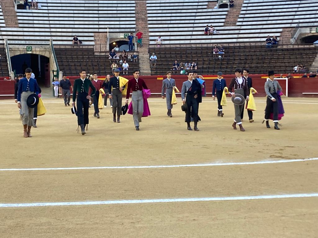 David Sejas en la plaza de toros de Valencia junto a sus compañeros de cartel.