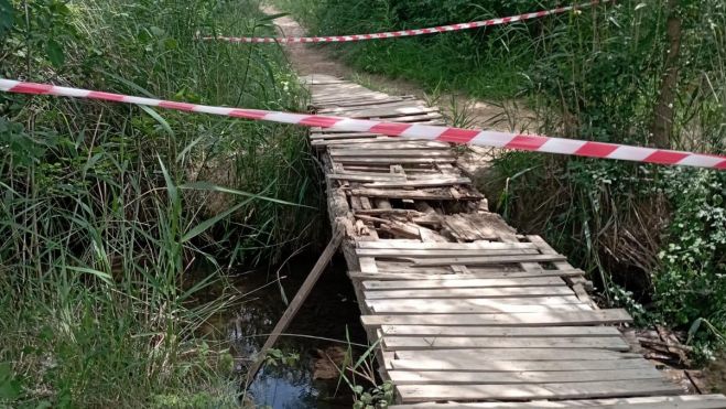 Imagen del estado en que se encontraba la pasarela antes de su reparación.